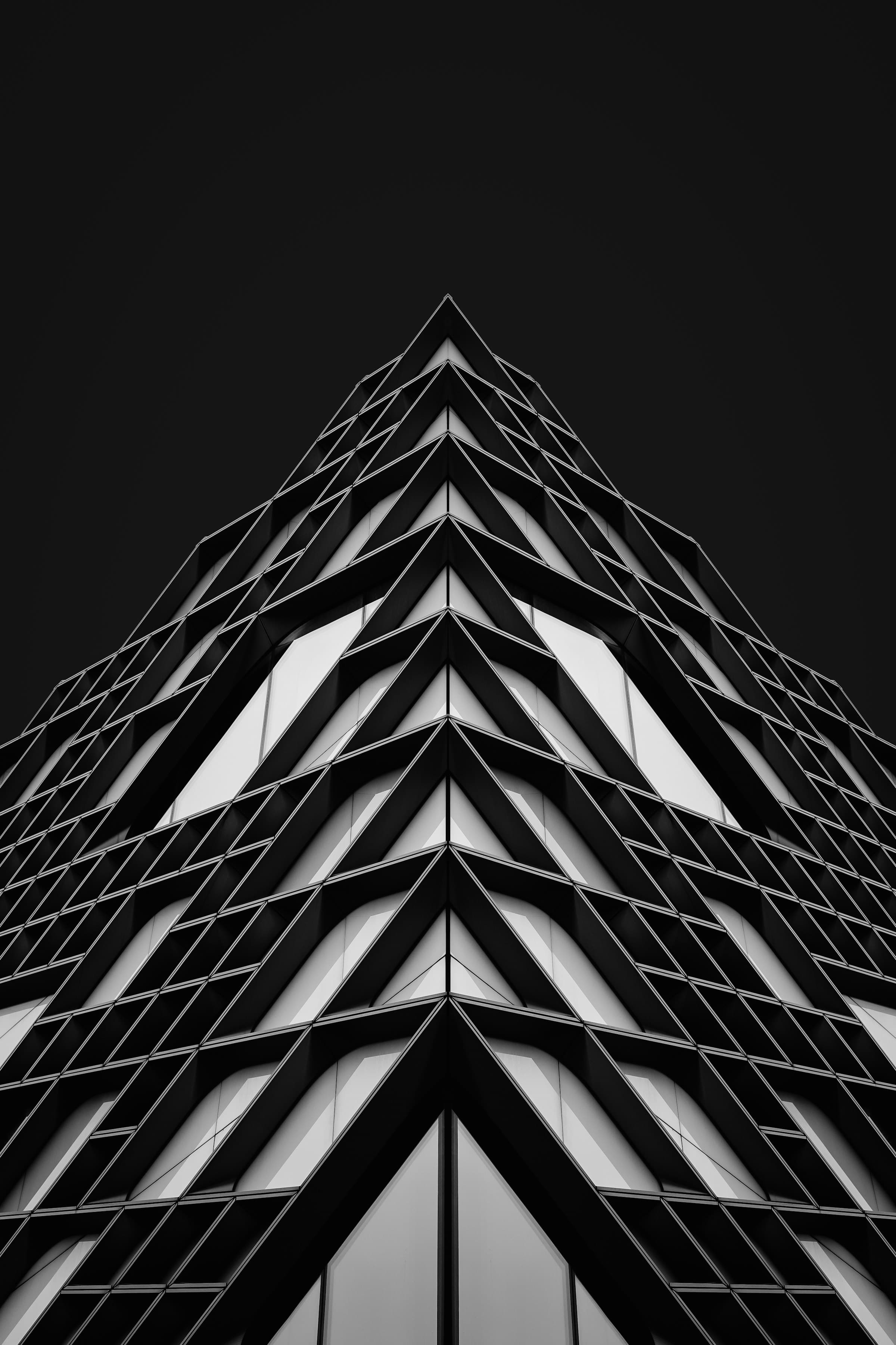 Fachada arquitetônica contemporânea em alto contraste, vista de baixo